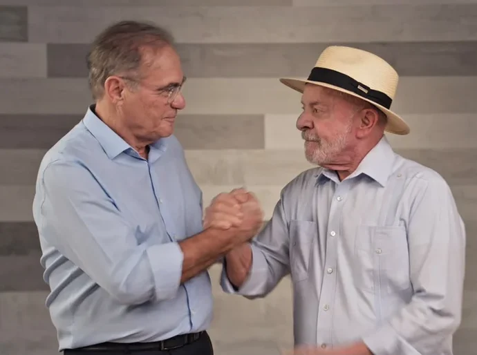 “Ninguém sabe trabalhar como ele no Senado”, diz presidente Lula em apoio a Renan Calheiros