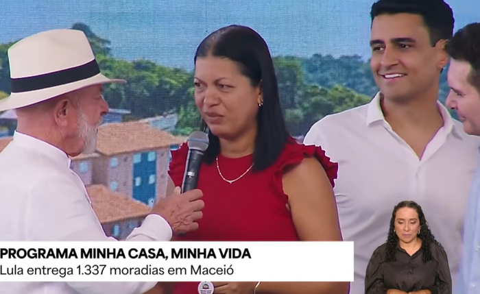 Lula entrega chaves a beneficiária ao lado de JHC