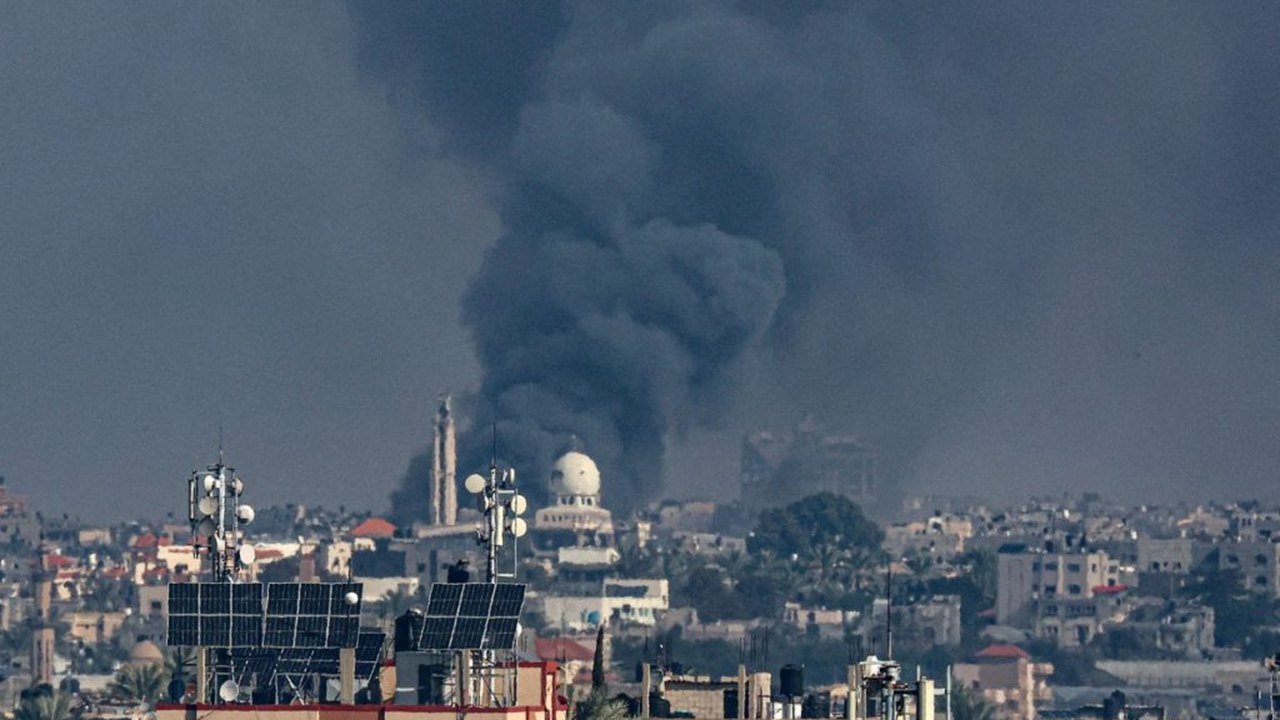 Israel bombardeia fortemente Gaza em meio a negociações de trégua