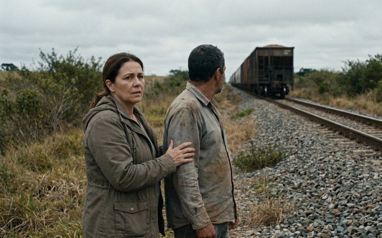 Professora salva homem de atropelamento em ferrovia e relata 'pavor de trem desde criança'