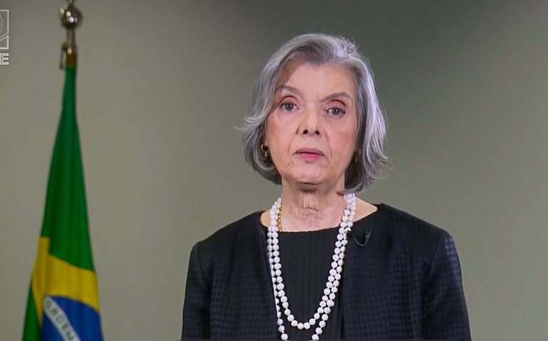 Cármen Lúcia vota pela responsabilização das redes por postagem ilegal