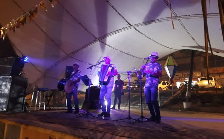 Mercado do Artesanato é palco de muito arrasta-pé durante o Aravantu