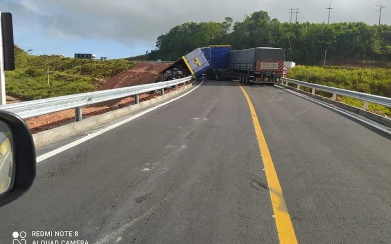 Via na BR-101 reaberta após colisão entre caminhões