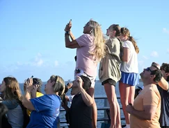 Espectadores assistem ao lançamento do foguete lunar Artemis II da NASA da Ponte A. Max Brewer, na quarta-feira, 1º de abril de 2026, em Titusville, Flórida.  Foto AP/Phelan M. Ebenhack