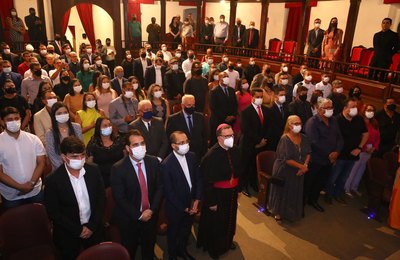 Novo bispo da Diocese de Penedo é recepcionado no Theatro Sete de Setembro