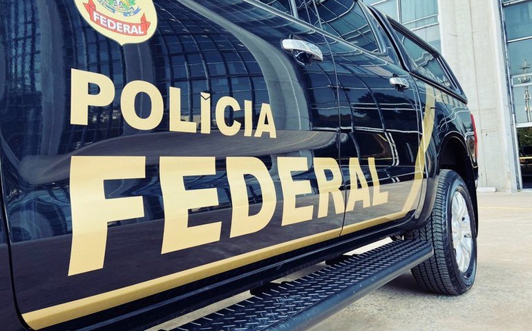 PF vai investigar motorista que jogou caminhão contra posto da PRF