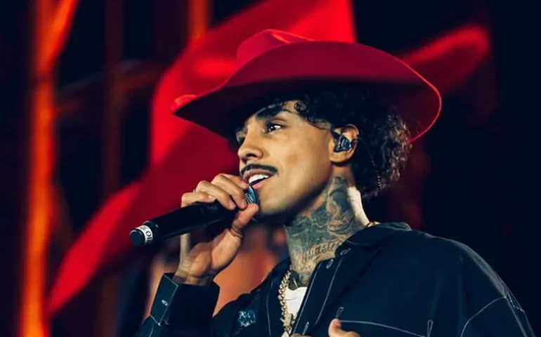 Com dores após acidente com moto, MC Livinho deixa o 'Dança dos Famosos'