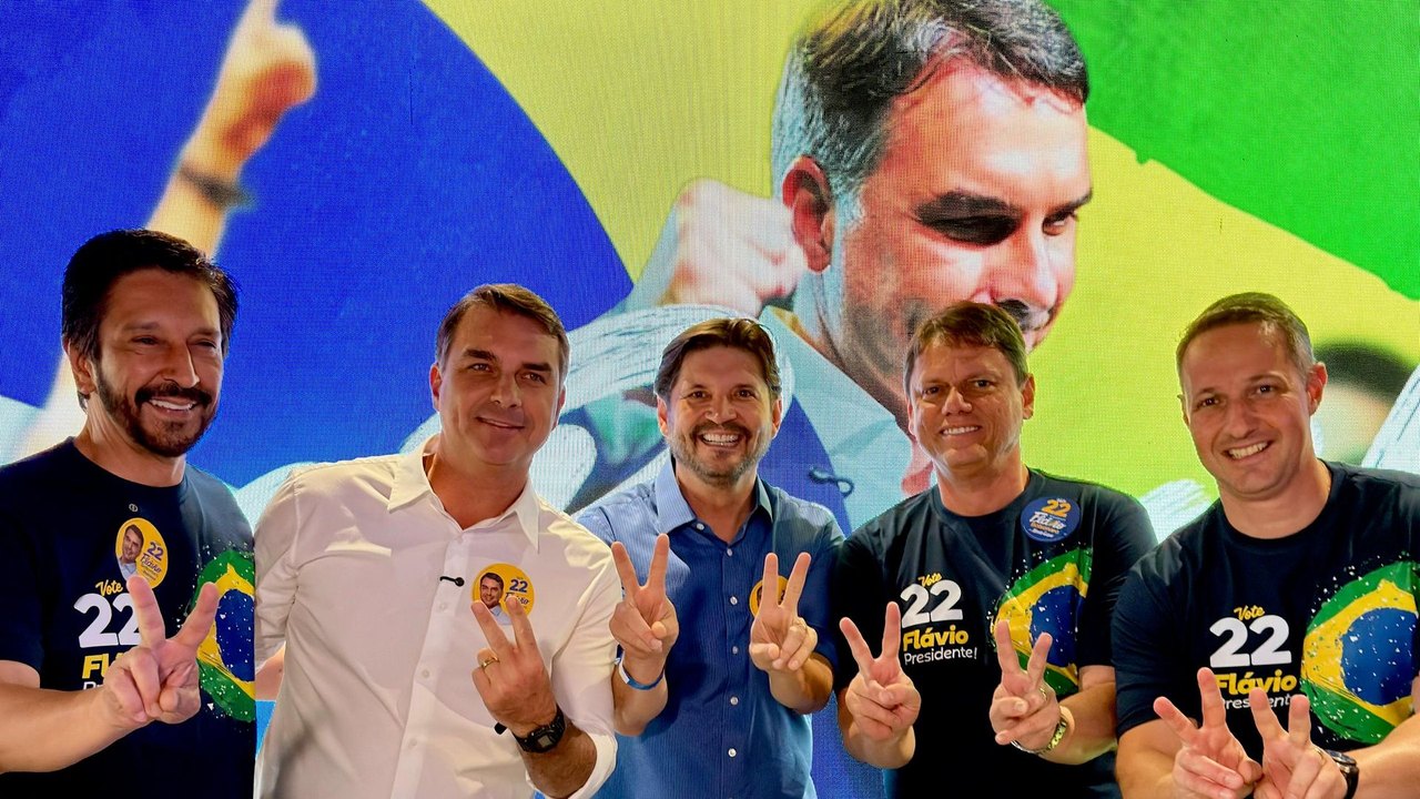 Em encontro com prefeitos e vereadores de SP, Flávio Bolsonaro promete governo alinhado ao estado