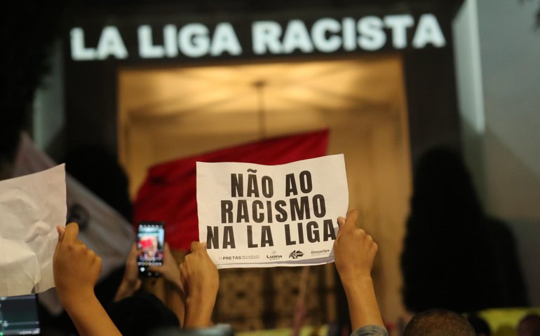 Manifestantes protestam em apoio a Vini Jr. na Embaixada da Espanha em Brasília