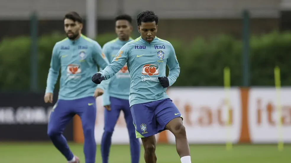 Seleção realiza primeiro treino para amistosos na Europa