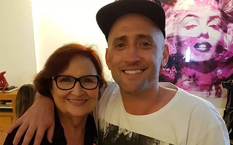 Mãe de Paulo Gustavo recebe homenagem dos netos