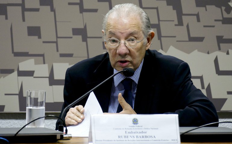 &#8216;Ajuda não se recusa&#8217;, diz Rubens Barbosa sobre Bolsonaro rejeitar apoio argentino