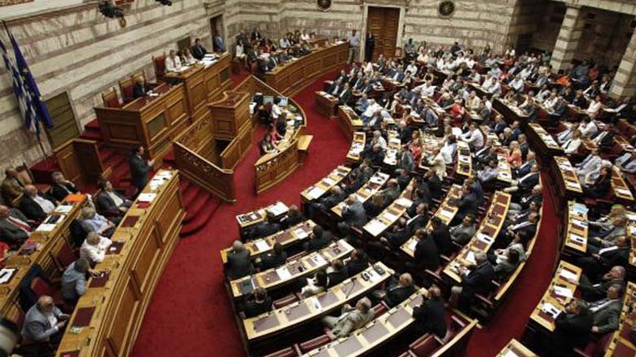 Grécia: Parlamento aprova terceiro plano de resgate ao país