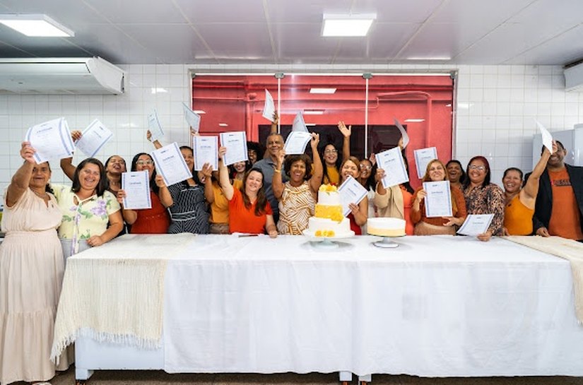 Alunos do Acessuas celebram encerramento de curso de confeitaria