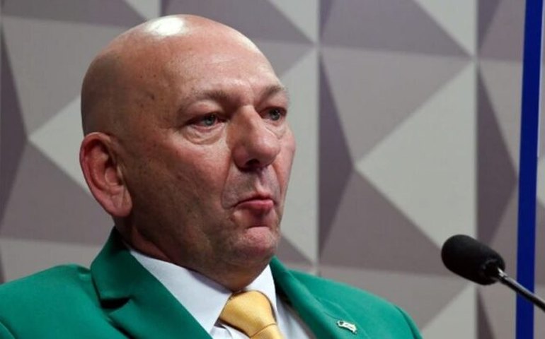 [VÍDEO] Véio da Havan nega apoio a atos golpista e faz o “L”: “Estou no mesmo avião do piloto Lula”