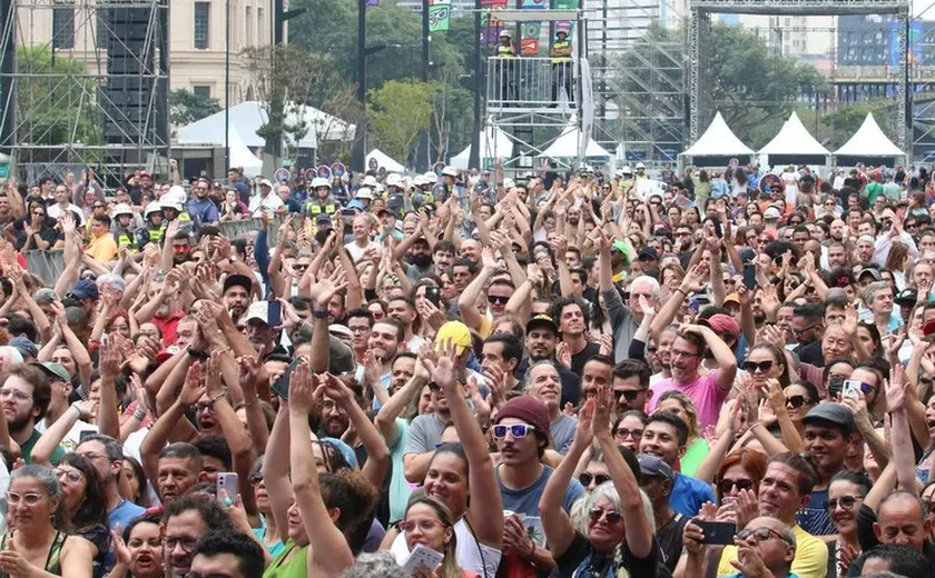 Virada começa atrasada e esvaziada
