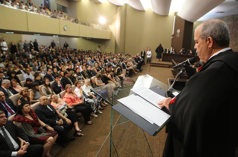 Desembargador toma posse e pede Judiciário mais inserido na sociedade