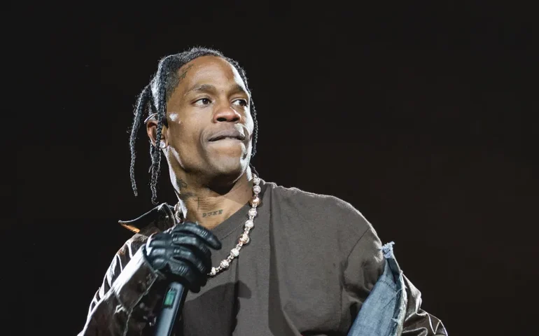 Rapper Travis Scott segue sob custódia policial após briga com segurança em hotel de Paris