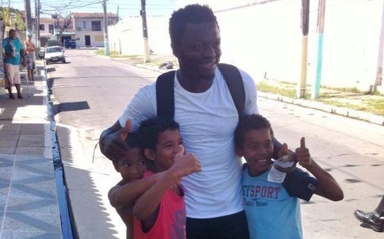 Jogador de Gana visita comunidade carente do entorno do Rei Pelé