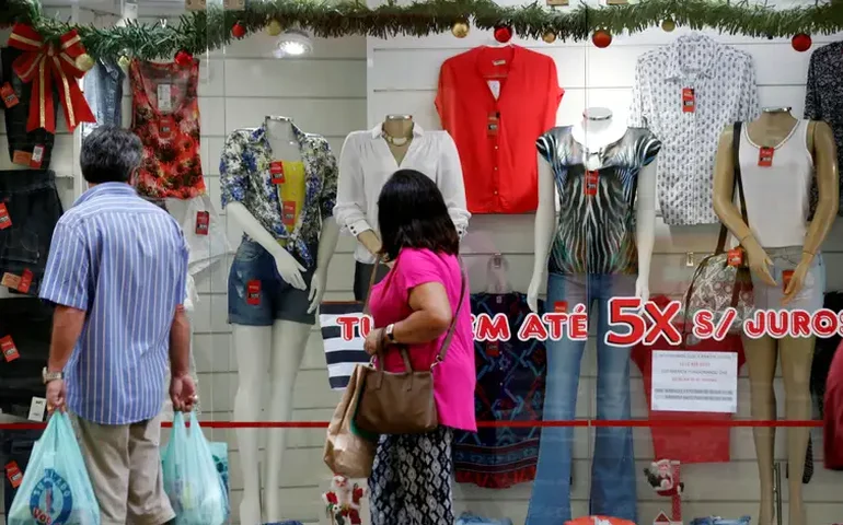 Vendas no varejo operam 1,1% abaixo do pico observado em março, aponta IBGE