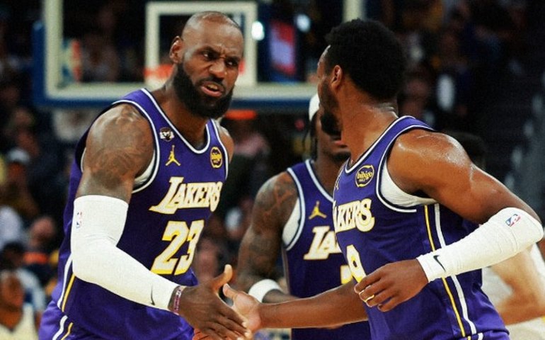 LeBron James faz história ao jogar com filho nos playoffs e lidera vitória dos Lakers
