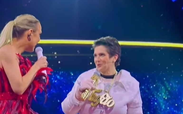 Carminha é a desmascarada da vez no The Masked Singer Brasil