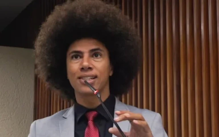 Deputado Renato Freitas se envolve em briga e sofre fratura no nariz