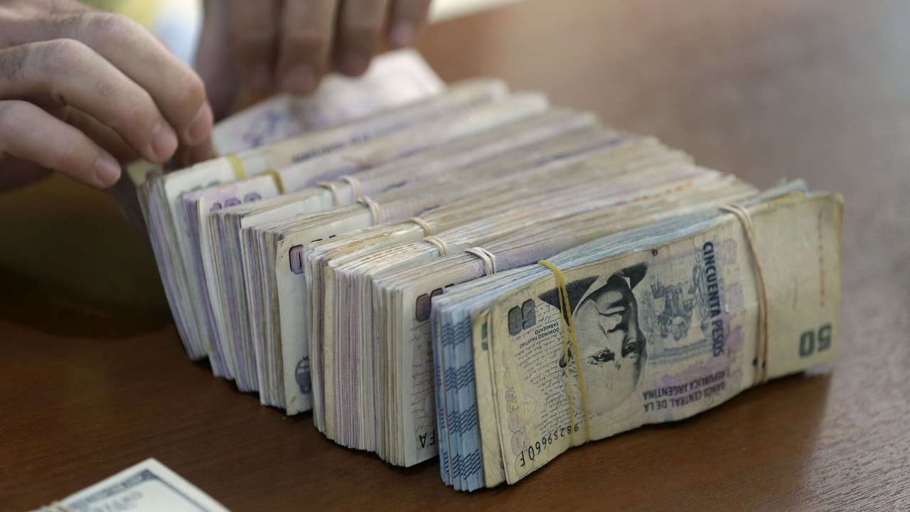 Economia argentina recua 2,6% em fevereiro, maior queda mensal desde 2023
