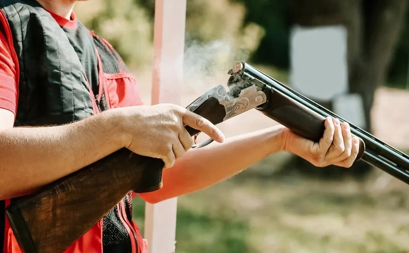 Menina de 14 anos abre fogo em escola, mata um adolescente e comete suicídio na Rússia