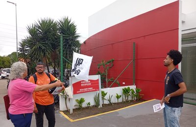 Lenilda Luna inicia agenda de campanha às 5h45 na porta da fábrica da Coca-Cola e defende o fim da escala 6x1 em Maceió