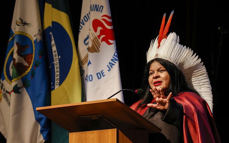 Sonia Guajajara é a primeira indígena doutora honoris causa da Uerj