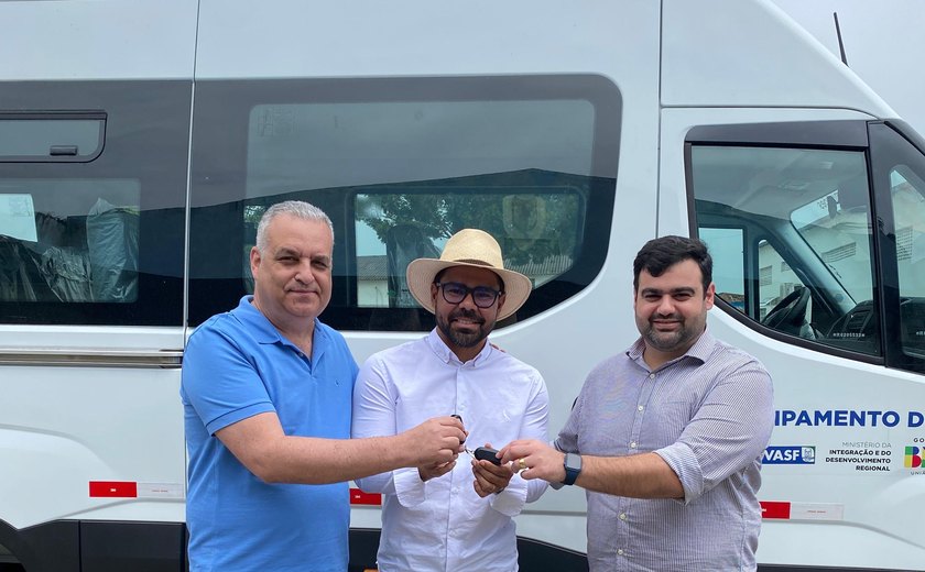 Alfredo Gaspar entrega vans de R$ 557 mil para projetos sociais em Alagoas