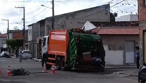 asfalto cede e caminhão cai em buraco