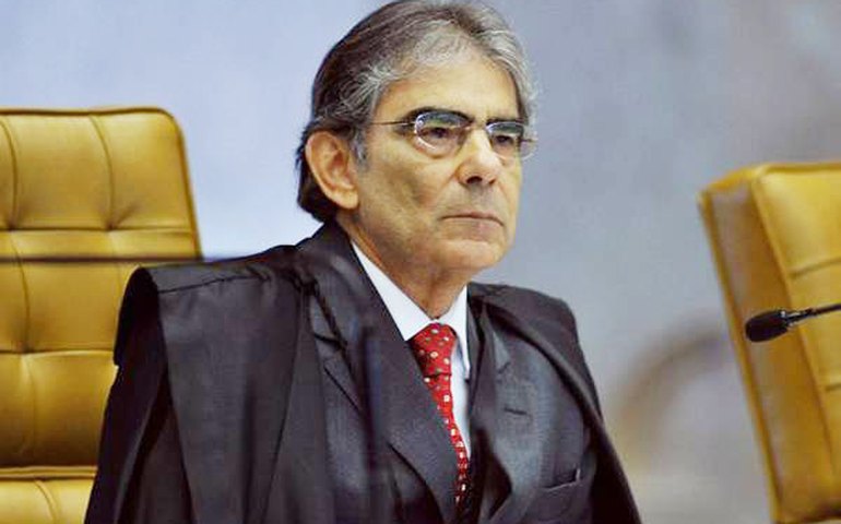 &#8221;Presidente também é julgado&#8221;, diz Ayres Britto