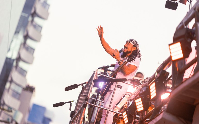 Bell Marques comanda arrastão na orla marítima no primeiro dia do ano em Maceió