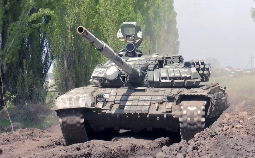 Tripulação do tanque russo T-72 aguenta 24 ataques de drones kamikaze ucranianos durante missão