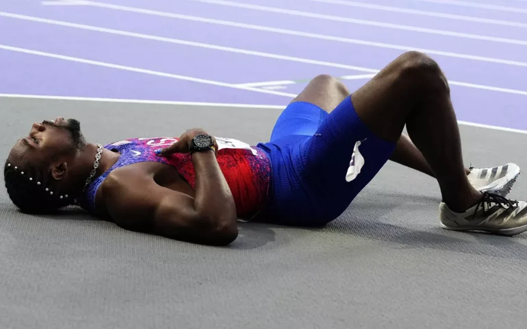 Festa para campeão olímpico em Botsuana tem provocação a Noah Lyles em cadeira de rodas: 'Rápida recuperação'