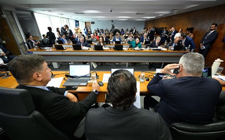 Comissão ouve ex-noiva de Vorcaro e presidente da Dataprev nesta segunda