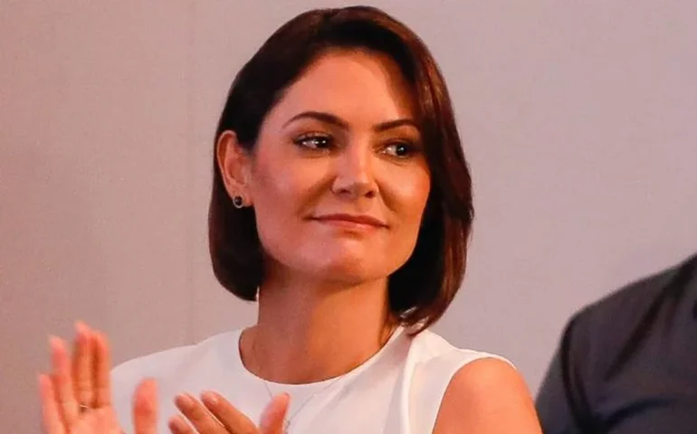 Michelle critica pressão por escolha de sucessor de Bolsonaro e culpa governo por tarifaço