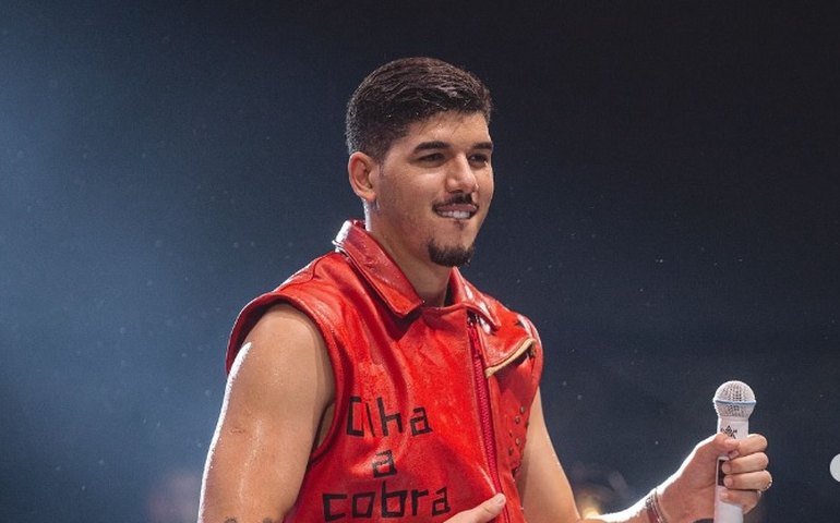 Zé Vaqueiro presenteia a esposa com lembrança do filho do casal, morto há um mês; entenda