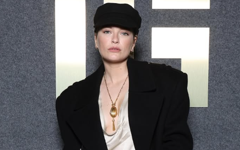 Camille Razat, de 'Emily em Paris', confirma que vai deixar a série da Netflix