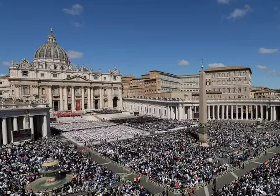 Papa Francisco é sepultado em Roma; funeral reúne 250 mil pessoas
