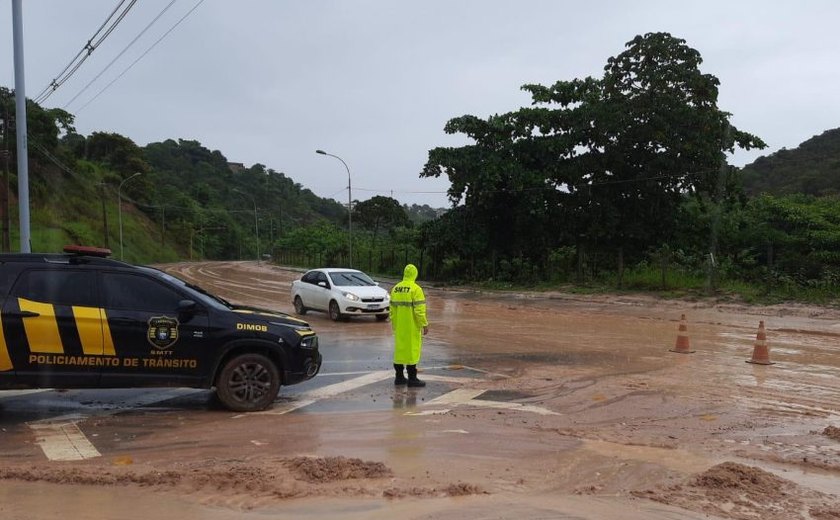 Avenida Pierre Chalita é interditada para limpeza em área de deslizamento de terra