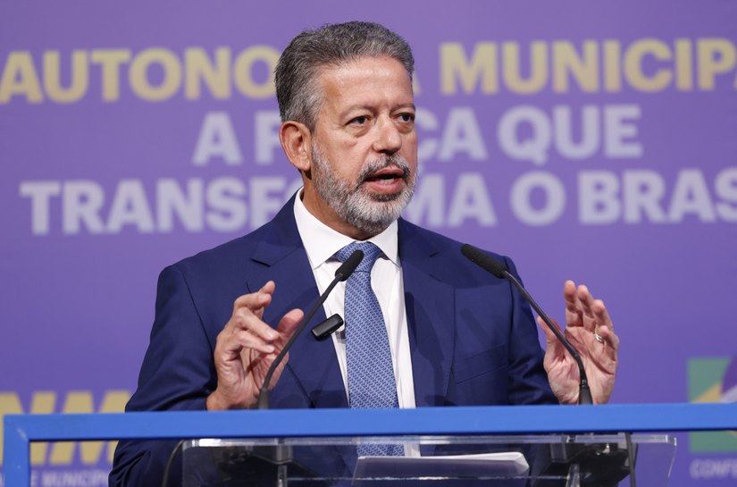 Arthur Lira participa da solenidade no Planalto e é reconhecido por papel central na lei que garante isenção de IR para 15 milhões de brasileiros