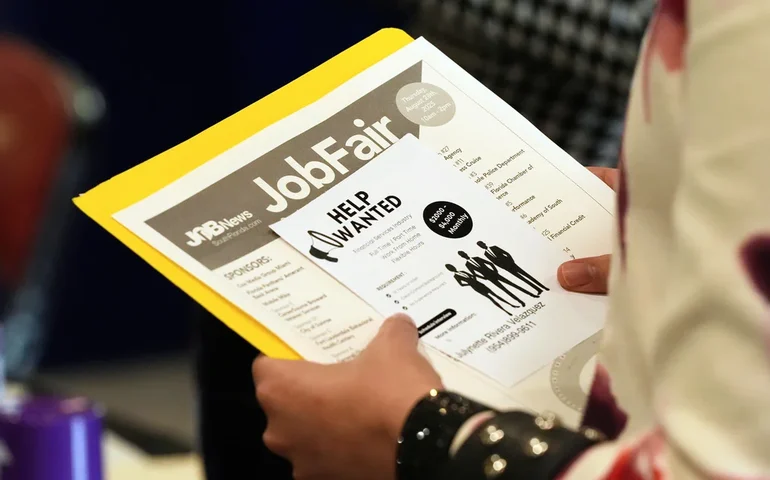 Empregadores criaram 172.000 vagas de emprego no mês passado, demonstrando a resiliência do mercado de trabalho americano apesar da guerra com o Irã.
