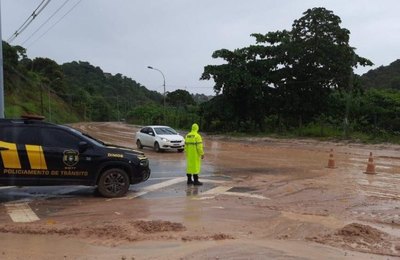 Avenida Pierre Chalita é liberada para trânsito de veículos