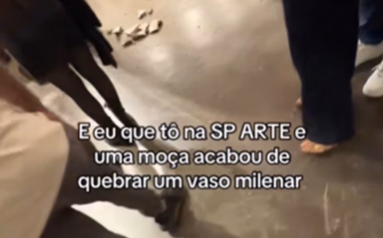 Mulher com motoneta quebra obra de arte durante exposição em São Paulo