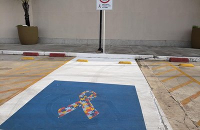 Estacionamento do Parque Shopping ganha vagas especiais para autistas e também para carros elétricos