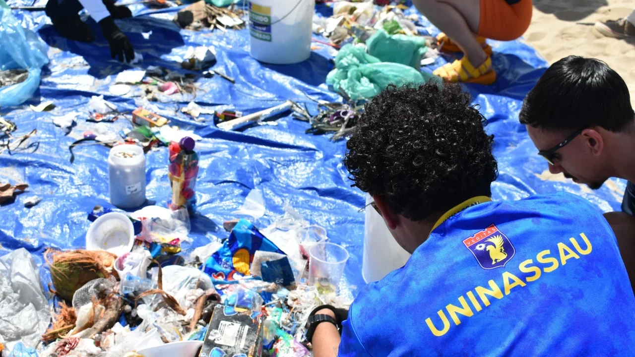 Ação de limpeza retira 53 kg de resíduos da Praia de Copacabana