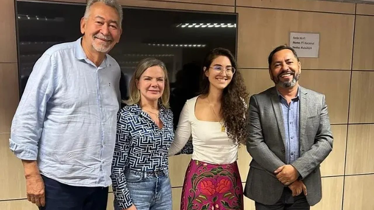 Como adiantou o Blog, na semana passada, Teca Nelma agora é do PT